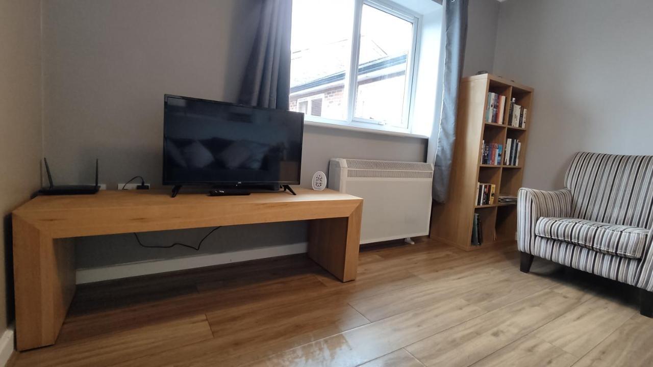 Modern 1-Bed Flat In Wigan Apartment Exterior photo